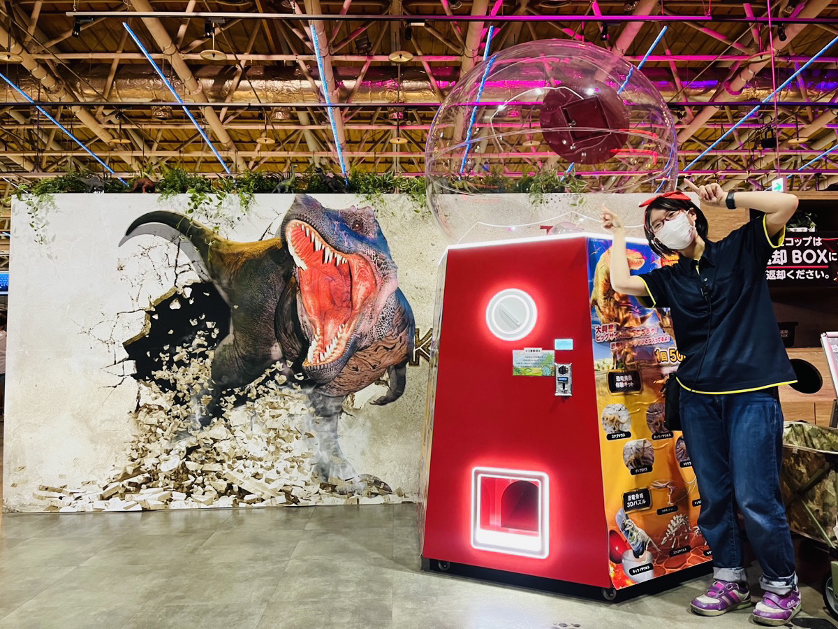 恐竜グッズ入り巨大ガチャがKITに登場!!